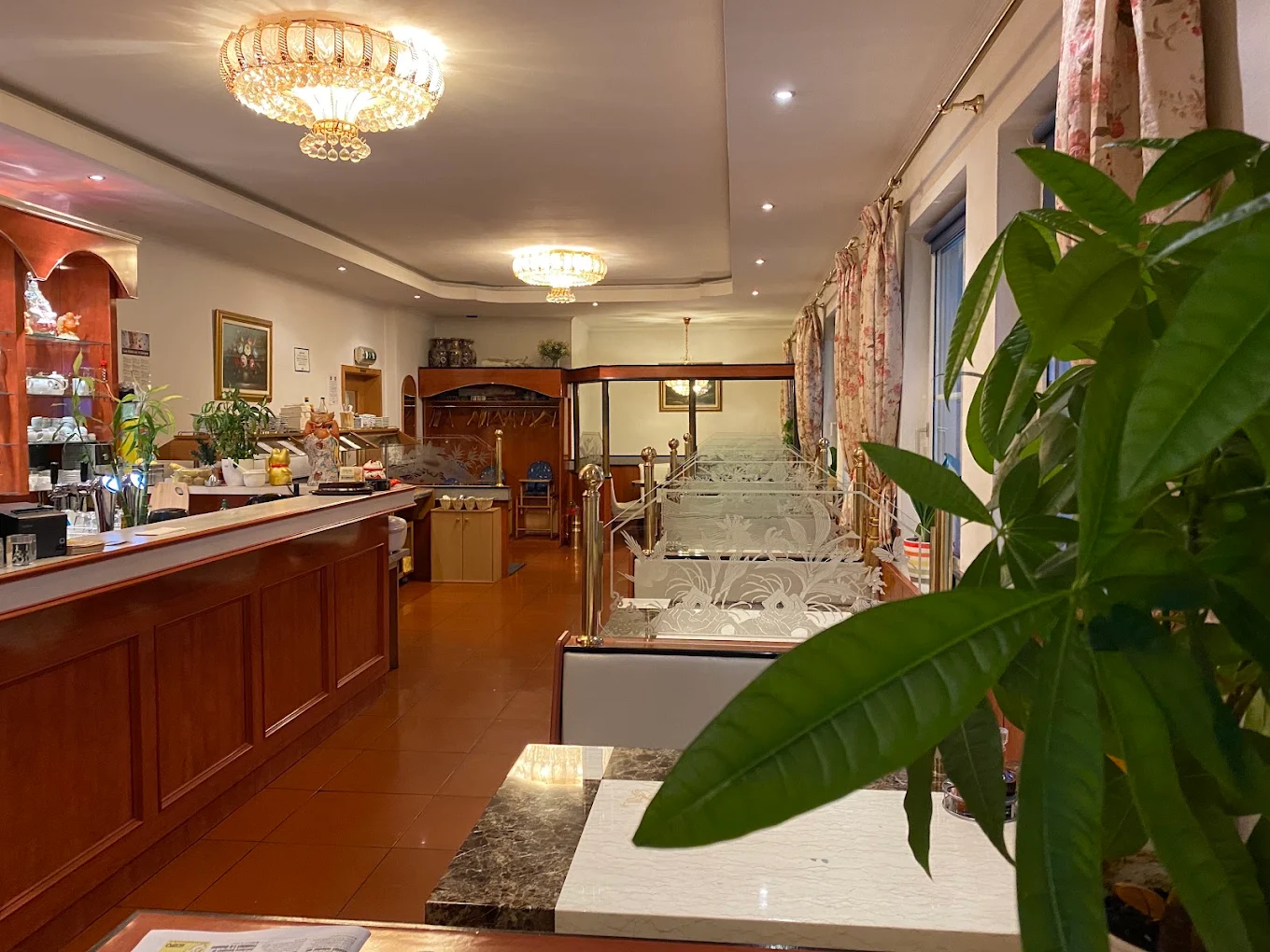 Restaurantbereich mit Bar und Sitzplätzen