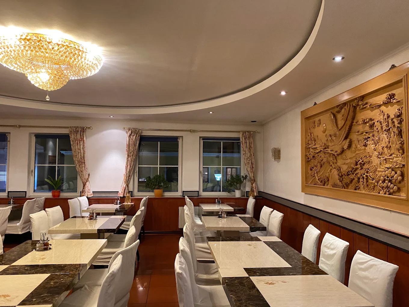 Restaurant mit Sitzplätzen und chinesischer Wanddekoration